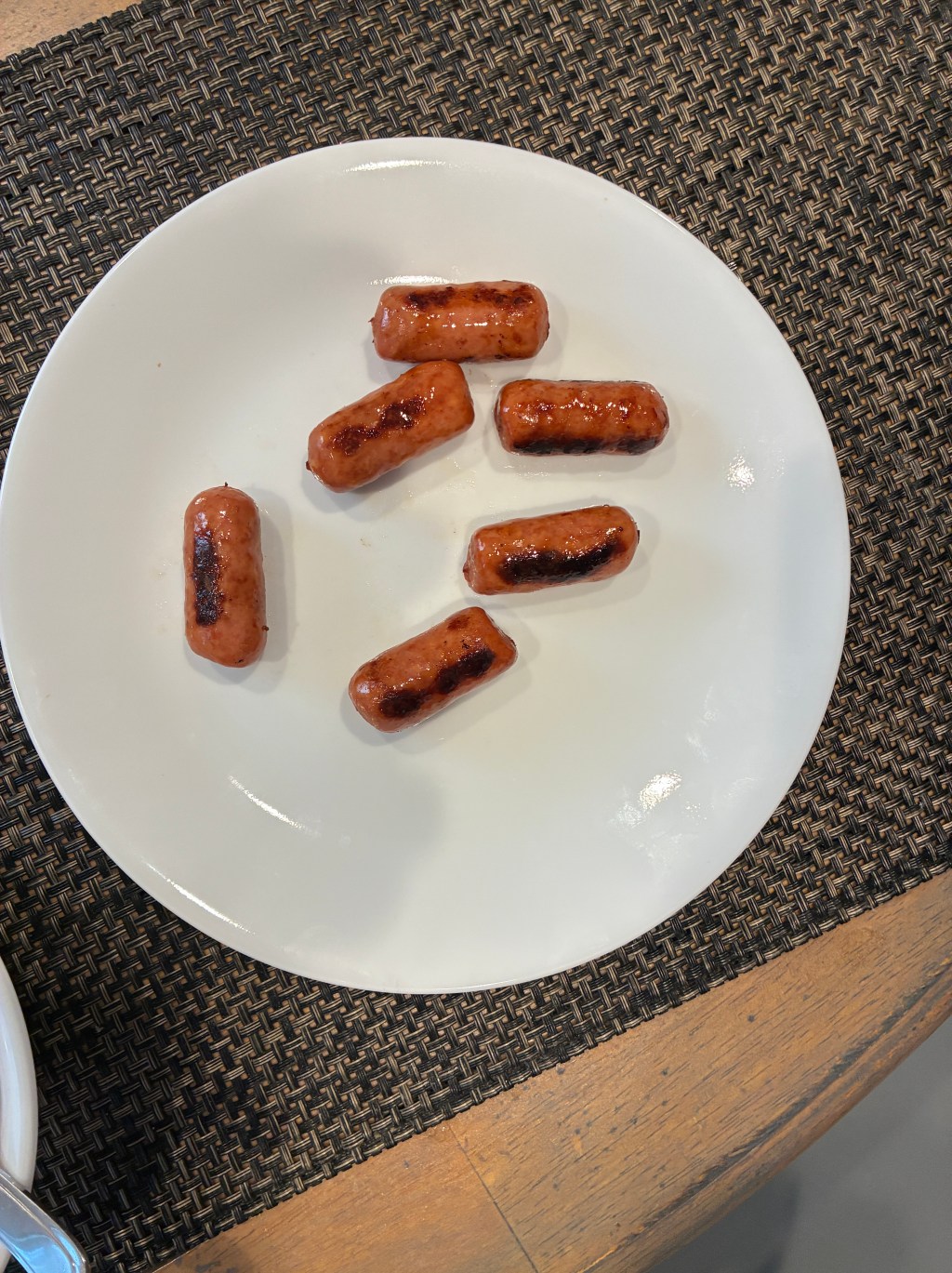 Mini hot dogs with&nbsp;cheddar
